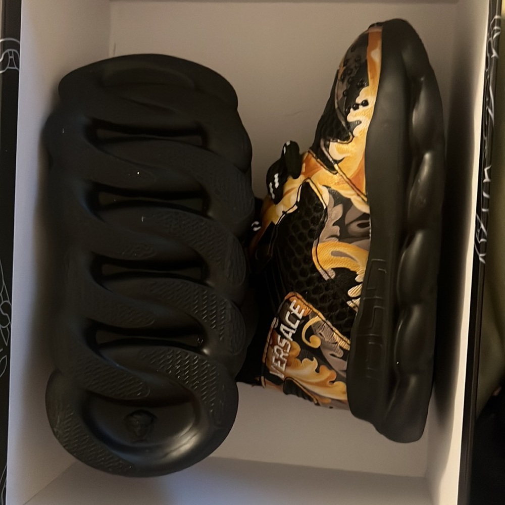 AUTHENTIC Versace sneakers. - Picture 3 of 4